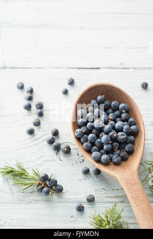 Kochlöffel mit Wacholderbeeren Stockfoto