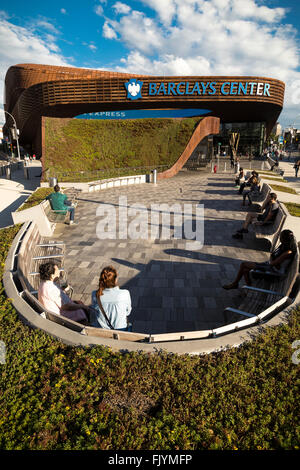 Das Barclays Center in Brooklyn, mit Moos bewachsenen u-Bahn Eingang im Vordergrund. Stockfoto