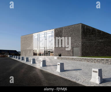 Schlacht von Bannockburn Besucherzentrum, Stirling. Einem quadratischen grauen Gebäude, mit einer großen Glasscheibe. Stockfoto