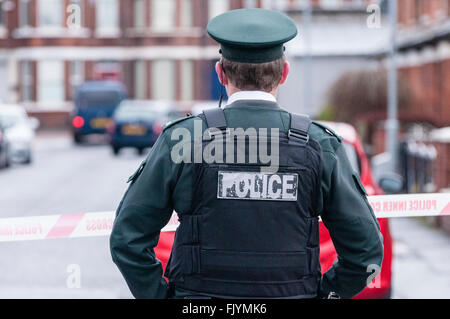 Belfast, Nordirland. 4. März 2016 - steht A PSNI Polizist in einem Polizei-Kordon bei einer Warnung eine Bombe wo wurde ein Mann in einem blauen Lieferwagen tödlich verletzt, nachdem ein Gerät unter seinem Auto explodiert.  Er starb zwei Tage später im Krankenhaus. Bildnachweis: Stephen Barnes/Alamy Live-Nachrichten Stockfoto