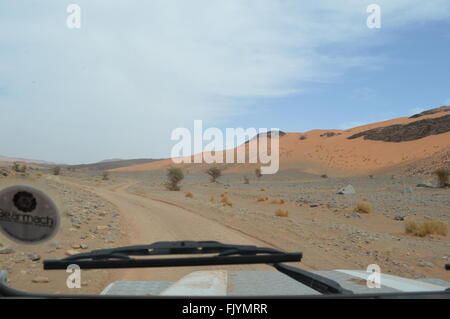 Blick vom Windschutzscheibe fahren in Sahara, Marokko Stockfoto