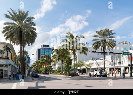 Straßenszene der Kreuzung Lincoln Road und der Collins Avenue in South Beach Viertel von Miami Beach, Florida, USA Stockfoto
