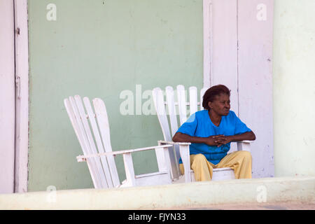 Das tägliche Leben in Kuba - eine kubanische Frau sitzt in einem traditionellen Schaukelstuhl in Vinales, der Provinz Pinar del Rio, Kuba, Westindien, Karibik, Westindien Stockfoto
