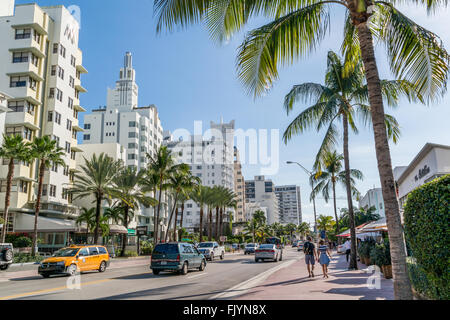 Menschen und Verkehr an der Collins Avenue in South Beach Viertel von Miami Beach, Florida, USA Stockfoto