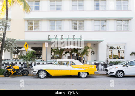 Oldtimer und Motorrad vor Art-deco-Hotel Avalon am Ocean Drive in South Beach District von Miami Beach, Florida, USA Stockfoto