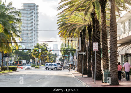 Blick auf die 5th Street vom Ocean Drive in South Beach District von Miami Beach, Florida, USA Stockfoto