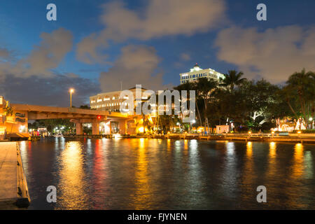 Nachtansicht der Brücke über den New River, Riverwalk Promenade und Huizenga Park in der Innenstadt von Fort Lauderdale, Florida, USA Stockfoto