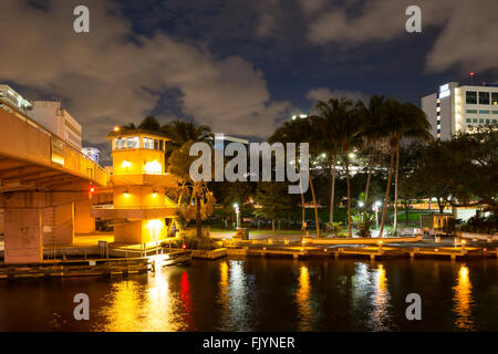 Nachtansicht der Brücke über den New River, Riverwalk Promenade und Huizenga Park in der Innenstadt von Fort Lauderdale, Florida, USA Stockfoto