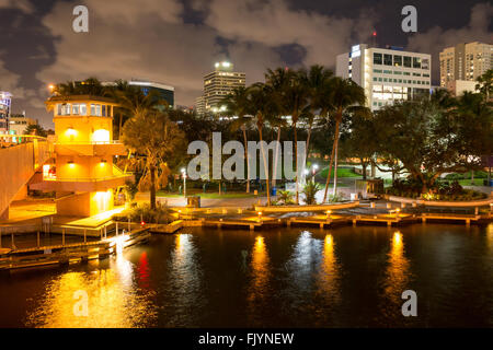 Nachtansicht der Brücke über den New River, Riverwalk Promenade und Huizenga Park in der Innenstadt von Fort Lauderdale, Florida, USA Stockfoto