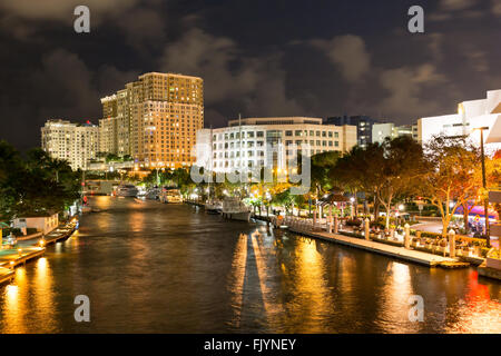 Nachtansicht des New River mit Riverwalk Promenade Eigentumswohnung Hochhäuser und Yachten in Fort Lauderdale, Florida, USA Stockfoto