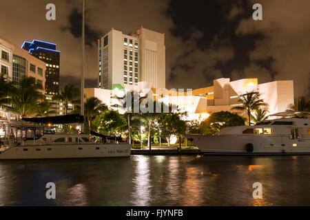 Nachtansicht des New River mit Yachten, moderne Gebäude und Gefängnis in der Innenstadt von Fort Lauderdale, Florida, USA Stockfoto