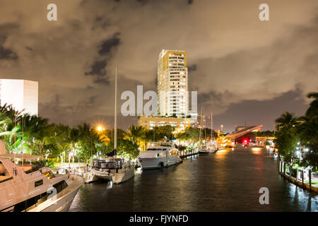 Nachtansicht des New River mit Yachten, zeichnen Brücke und Highrise Eigentumswohnanlage im Zentrum von Fort Lauderdale, Florida, USA Stockfoto