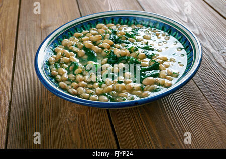 Baghala Ghatogh - iranische Gericht mit Baghalas, Dill und Eiern. Stockfoto