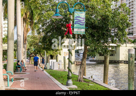 Menschen Flanieren am Riverwalk entlang New River in der Innenstadt von Fort Lauderdale, Florida, USA Stockfoto