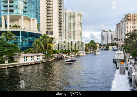 New River mit Booten und Wohnblocks in der Innenstadt von Fort Lauderdale, Florida, USA Stockfoto