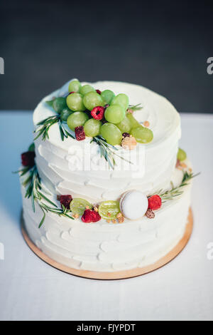 Hochzeitstorte mit Früchten Stockfoto