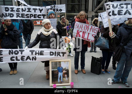 Protest für Fernando Montero vor seinem alten Arbeitsplatz. London, UK. Am 17. Dezember 2015 starb Fernando Montero nach einem Herzinfarkt. Für die letzten 5 Jahre arbeitete er als Reinigungskraft durch die Auslagerung von riesigen Servest am Willis-Gebäude in der Stadt. Während dieser Zeit wurde er Opfer einer destruktiven Arbeitsplatzkultur. Seinen Vorgesetzten schrie ihn wiederholt in der Öffentlichkeit, verweigerte ihm das Recht zur Benutzung der Toilette außerhalb der Pausenzeit, und es versäumt, ihn Jahresurlaub gewähren. Am Tag seines Todes rief Fernando einen Freund in einer Notlage. Zu ängstlich, um wieder arbeitsfähig, aufgrund der behan Stockfoto