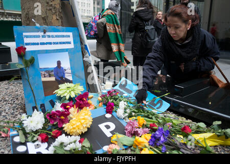 Protest für Fernando Montero vor seinem alten Arbeitsplatz. London, UK. Am 17. Dezember 2015 starb Fernando Montero nach einem Herzinfarkt. Für die letzten 5 Jahre arbeitete er als Reinigungskraft durch die Auslagerung von riesigen Servest am Willis-Gebäude in der Stadt. Während dieser Zeit wurde er Opfer einer destruktiven Arbeitsplatzkultur. Seinen Vorgesetzten schrie ihn wiederholt in der Öffentlichkeit, verweigerte ihm das Recht zur Benutzung der Toilette außerhalb der Pausenzeit, und es versäumt, ihn Jahresurlaub gewähren. Am Tag seines Todes rief Fernando einen Freund in einer Notlage. Zu ängstlich, um wieder arbeitsfähig, aufgrund der behan Stockfoto