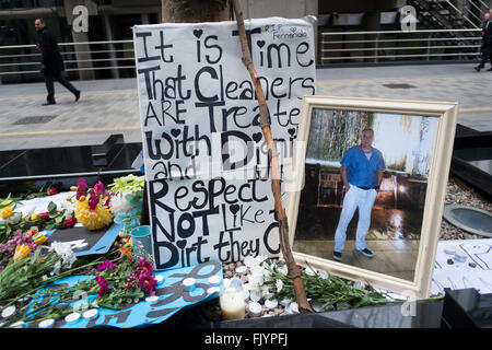 Protest für Fernando Montero vor seinem alten Arbeitsplatz. London, UK. Am 17. Dezember 2015 starb Fernando Montero nach einem Herzinfarkt. Für die letzten 5 Jahre arbeitete er als Reinigungskraft durch die Auslagerung von riesigen Servest am Willis-Gebäude in der Stadt. Während dieser Zeit wurde er Opfer einer destruktiven Arbeitsplatzkultur. Seinen Vorgesetzten schrie ihn wiederholt in der Öffentlichkeit, verweigerte ihm das Recht zur Benutzung der Toilette außerhalb der Pausenzeit, und es versäumt, ihn Jahresurlaub gewähren. Am Tag seines Todes rief Fernando einen Freund in einer Notlage. Zu ängstlich, um wieder arbeitsfähig, aufgrund der behan Stockfoto