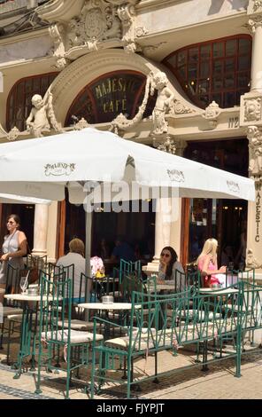 Majestätische Cafe, einem historischen Café der Stil Art Nouveau Hotel liegt in Santa Catarina Straße, eine Fußgängerzone zum Shoppen. Stockfoto