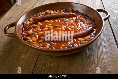 Tavche Gravche mazedonischen Traditionsgericht. Gebackene Bohnen mit Wurst Stockfoto