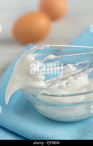 Eischnee auf Schneebesen Stockfoto