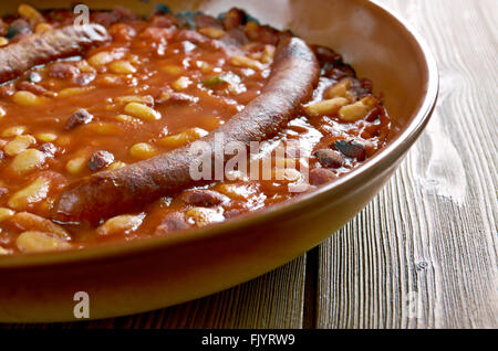 Tavche Gravche mazedonischen Traditionsgericht. Gebackene Bohnen mit Wurst Stockfoto