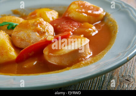 Paprikasch Krumpli - ungarische Paprika-Kartoffeln. Eintopf aus der Kartoffel, Zwiebel, Paprika, Tomaten, Wurst Stockfoto