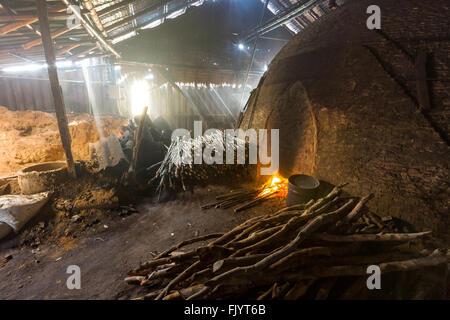 Holzstoß langsam brennende Holzkohle werkseitig, Thailand Stockfoto