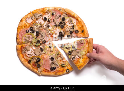 Draufsicht der männlichen Hand hob leckere Pizza Slice, isoliert auf weißem Hintergrund Stockfoto