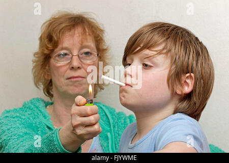 Minderjährigen jungen Rauchen, seine Mutter, seine Zigarette Stockfoto