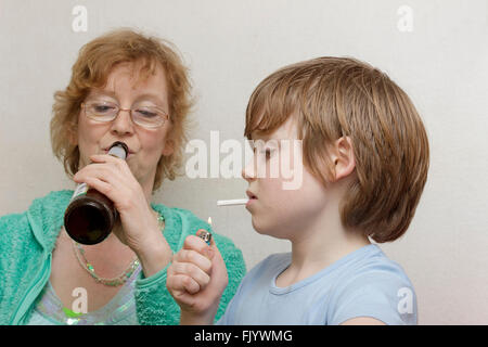 Minderjährigen jungen Rauchen, seine Mutter, die Bier trinken Stockfoto