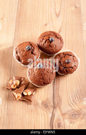Schoko-Muffin mit Blaubeeren und Schokolade Stockfoto