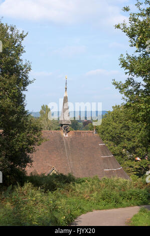 Uhr und Turm der St.-Markus Kirche in Peaslake, Surrey. Stockfoto