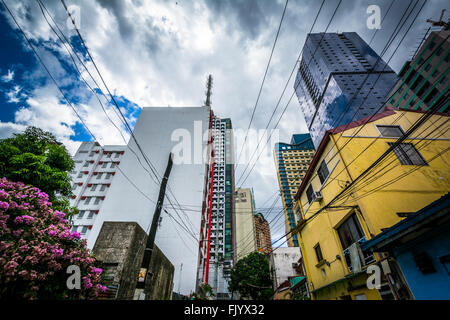 Vielzahl von Gebäuden in Poblacion, Makati, Metro Manila, Philippinen. Stockfoto