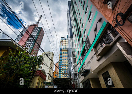 Wolkenkratzer in Poblacion, Makati, Metro Manila, Philippinen. Stockfoto