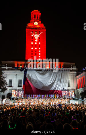 Der Main Tower an der University of Texas in Austin leuchtet in burnt orange Stockfoto