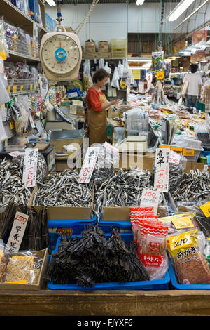 Getrocknete Meeresfrüchte Marktstand in öffentlichen Markt Akita, Akita, Japan Stockfoto