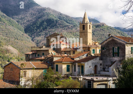 Blick über das mittelalterliche Dorf Ceriana, Ligurien, Italien Stockfoto