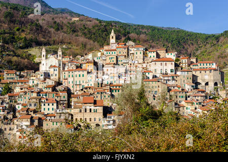 Blick über das mittelalterliche Dorf Ceriana, Ligurien, Italien Stockfoto