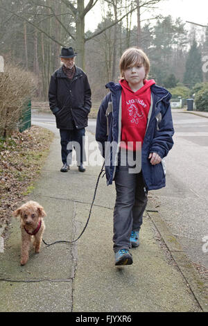 Großeltern und Enkel spazieren gehen Stockfoto