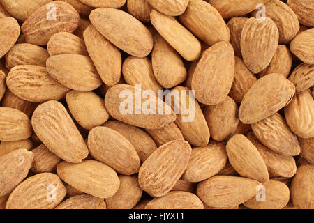 Essen Hintergrund - große geschälte gebratene gesalzene Mandeln willkürlich aufgestellt Stockfoto