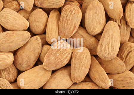 Essen Hintergrund - große geschälte gebratene gesalzene Mandeln willkürlich aufgestellt Stockfoto