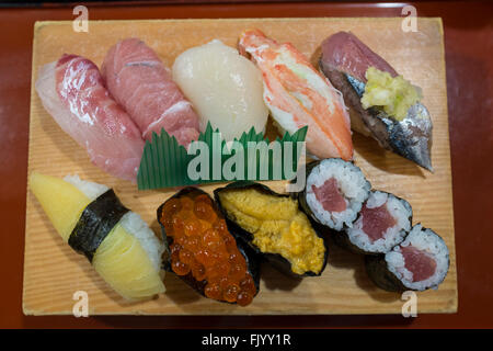 Auswahl an Sushi Kaiten Sushi Restaurant, öffentlichen Markt Akita, Akita, Japan Stockfoto