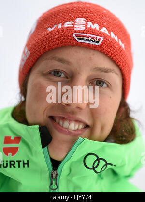 Weibliche Biathletin Laura Dahlmeier Deutschlands vor einer Trainingseinheit bei den Biathlon-Weltmeisterschaften in der Holmenkollen Ski Arena in Oslo, Norwegen, 4. März 2016. Foto: Hendrik Schmidt/dpa Stockfoto