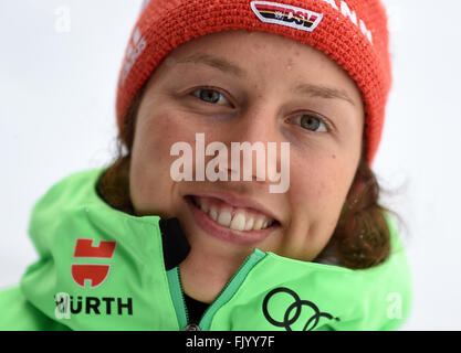 Weibliche Biathletin Laura Dahlmeier Deutschlands vor einer Trainingseinheit bei den Biathlon-Weltmeisterschaften in der Holmenkollen Ski Arena in Oslo, Norwegen, 4. März 2016. Foto: Hendrik Schmidt/dpa Stockfoto