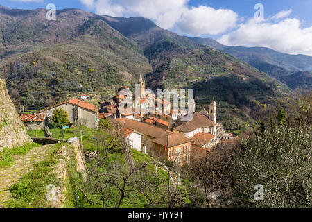 Blick über das mittelalterliche Dorf Ceriana, Ligurien, Italien Stockfoto