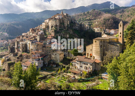 Blick über das mittelalterliche Dorf Ceriana, Ligurien, Italien Stockfoto