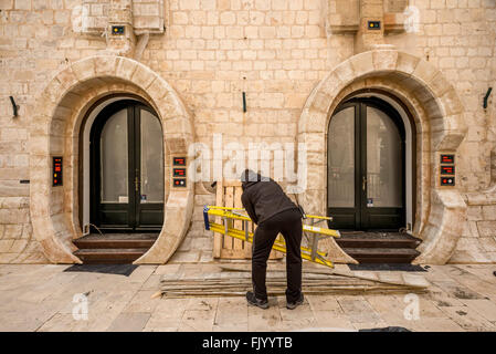 Dubrovnik, Kroatien. 4. März 2016. Hauptstraße Dubrovniks ist in eine Filmkulisse für den nächsten Star Wars Film verwandelt. Dreharbeiten startet nächste Woche und es wird voraussichtlich im Dezember 2017 premiere. Bildnachweis: Andrew Hasson/Alamy Live-Nachrichten Stockfoto