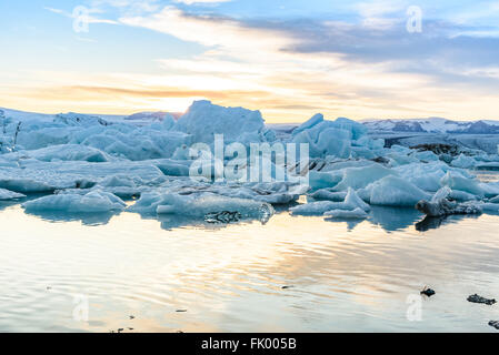 Schöne Aussicht auf Eisberge in der Gletscherlagune Jökulsárlón bei Sonnenuntergang, Island;  selektiven Fokus Stockfoto